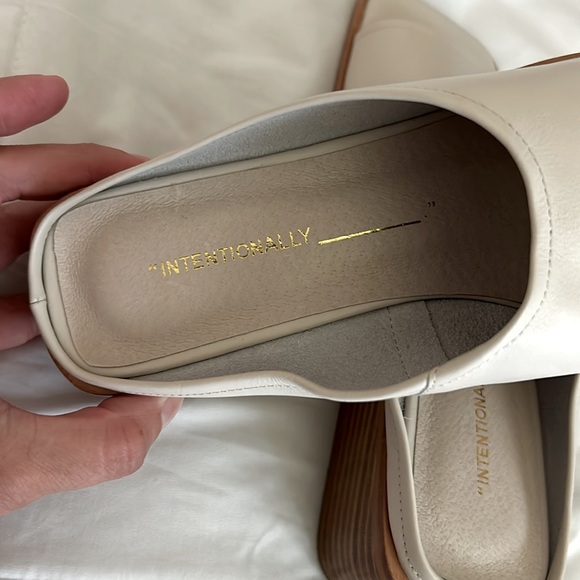 INTENTIONALLY BLANK SO LEATHER BLOCK HEEL SANDAL IN CREAM SIZE 6 - Picture 9 of 10